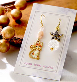 キラキラお花とあざと可愛い猫ちゃん フックピアス No.5XI-0006-00の